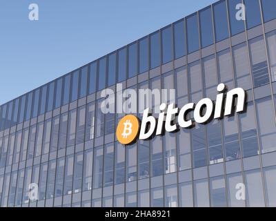 Segnaletica Bitcoin sull'alto edificio in vetro. BTC Workplace presso la sede centrale di High-Rise Office. Foto Stock