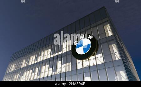 Monaco di Baviera, Germania. Ottobre 14, 2021. Solo per uso editoriale, 3D CGI. Logo di segnaletica BMW AG automaker Corporation Motors sulla parte superiore dell'edificio in vetro. Posto di lavoro CA Foto Stock