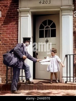 1920S SORRIDENTE BAMBINA CHE RICEVE LA POSTA DA POSTMAN AYT PORTA ANTERIORE DI MATTONE EDIFICIO - J1373C HAR001 HARS STILE GIOVANILE COMUNICAZIONE AMICO LIFESTYLE DONNE CASE LAVORO CASA VITA PERSONE FIGLI AMICIZIA PERSONE A TUTTA LUNGHEZZA POSTALE RESIDENZIALE MASCHI EDIFICI OCCUPAZIONE CASE OCCUPAZIONI COLLEGAMENTO DI POSTA CONSEGNA AMICHEVOLE MAIL BAG MAILMAN RESIDENCE FRONT DOOR RICEZIONE USPS NOVELLES MID-ADULT MID-ADULT MAN UNITED STATES SERVIZIO POSTALE ETNIA CAUCASICA HAR001 CORRIERE POSTALE VECCHIO STILE UFFICIO POSTALE SERVIZIO POSTALE LAVORATORE POSTALE Foto Stock