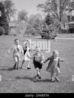 1950S DUE COPPIE DI RAGAZZI E RAGAZZE CHE TENGONO LE MANI IN ERBA SORRIDENDO RIDENDO GUARDANDO LA MACCHINA FOTOGRAFICA - J1351 HAR001 HARS OLD FASHION SORELLA FITNESS GIOVANILE VISO RIDERE SANO AMICO EQUILIBRIO SICUREZZA SQUADRA CONCORRENZA FELICE GIOIA LIFESTYLE SPEED CELEBRATION FEMMINE FRATELLI SALUBRITÀ HOME VITA COPIA SPAZIO AMICIZIA FULL-LENGTH FISICA FITNESS PERSONE ISPIRAZIONE MASCHI FRATELLI CONFIDI SORELLE ESPRESSIONI B&W ATTIVITÀ FELICITÀ FISICO BENESSERE ALLEGRO AVVENTURA FORZA ED ECCITAZIONE TENENDO MANI GEMELLATE SORRISI CONNESSIONE CONCETTUALE FLESSIBILITÀ AMICHEVOLE GIOIOSO Foto Stock