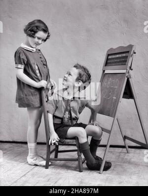 1930S SORRIDENDO SORELLA PIÙ ANZIANA AIUTANDO IL RAGAZZO PIÙ GIOVANE SUO FRATELLO CON IL SUO ALFABETO E NUMERI SU UNA TAVOLA DA GIOCO TOY SCUOLA - J259 HAR001 HARS BALANCE LAVORO DI SQUADRA FORTE GIOIA LIFESTYLE CELEBRAZIONE FEMMINE FRATELLI HOME VITA COPIA SPAZIO FULL-LENGTH PERSONE ISPIRAZIONE CURA DEI MASCHI NUMERI FRATELLI FRATELLI OBIETTIVI B&W SUCCESSO ALFABETO FELICITÀ LA SUA STRATEGIA DI FORZA E LA SCELTA DI CONOSCENZA LEADERSHIP PROGRESSO RICREAZIONE ORGOGLIO SU AUTORITÀ FRATELLO ISTRUIRE IMMAGINAZIONE CONCETTUALE SOSTEGNO ELEGANTE ATTACCAMENTO PERSONALE AFFETTO COOPERAZIONE CREATIVITÀ EMOZIONE CRESCITA IDEE GIOVANI RILASSAMENTO Foto Stock