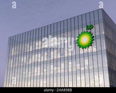 Londra, Regno Unito. Novembre 7, 2021. Solo per uso editoriale, 3D CGI. Logo BP Signage sulla parte superiore dell'edificio in vetro. British Petroleum Workplace of gas and Foto Stock