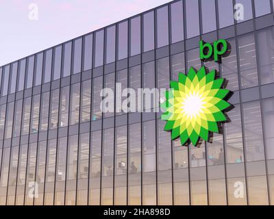 Londra, Regno Unito. Novembre 7, 2021. Solo per uso editoriale, 3D CGI. Logo BP Signage sulla parte superiore dell'edificio in vetro. British Petroleum Workplace of gas and Foto Stock