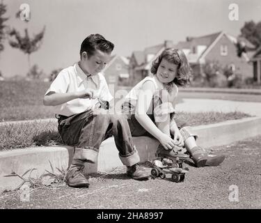 1950S RAGAZZO E RAGAZZA FRATELLO E SORELLA SEDUTI SUL MARCIAPIEDE DI SUBURBAN STREET METTENDO SU PATTINI A ROTELLE IN METALLO - J5071 HAR001 HARS VECCHIA MODA SORELLA 1 FITNESS METTERE GIOVANE AMICO SANO EQUILIBRIO SICUREZZA LAVORO DI SQUADRA INFORMAZIONI COTONE STILE DI VITA SODDISFAZIONE FEMMINE FRATELLI SALUBRITÀ HOME VITA COPIA SPAZIO AMICIZIA FULL-LENGTH FISICA PERSONE CURA MASCHI FRATELLI FRATELLI FRATELLI FRATELLI FRATELLI FRATELLI FRATELLI FRATELLI FRATELLI FRATELLI FRATELLI FRATELLI FRATELLI FRATELLI SORELLE SICUREZZA DENIM FISSANDO SUCCESSO B&W. ATTIVITÀ FELICITÀ BENESSERE FISICO FORZA E CONOSCENZA RICREAZIONE ORGOGLIO OPPORTUNITÀ AUTORITÀ FRATELLO CONNESSIONE CONCETTUALE FLESSIBILITÀ AMICHEVOLE MUSCOLI MARCIAPIEDE ELEGANTE Foto Stock