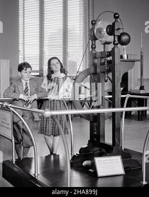 1930S FRATELLO E SORELLA DEL RAGAZZO E DELLA RAGAZZA AL MUSEO DELLA SCIENZA GUARDANDO LA MACCHINA ELETTROSTATICA DI BEN FRANKLIN - J4568 HAR001 HARS FRATELLI SORELLE STUPITO B&W MERAVIGLIA AVVENTURA E CONOSCENZA INNOVAZIONE FRATELLO BEN AMICHEVOLE INVENZIONE COOPERAZIONE GIOVANI PRE-TEEN RAGAZZO PRE-TEEN RAGAZZA TOGETHERNESS BENJAMIN FRANKLIN IN BIANCO E NERO ETNIA CAUCASICA ELETTROSTATICA FRANKLIN INSTITUTE HAR001 VECCHIO STILE Foto Stock