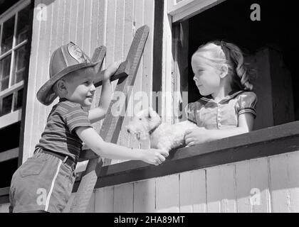 1930S 1940S IL FRATELLO DEL RAGAZZO SULLA SCALA CHE INDOSSA IL CAPPELLO DEL POMPIERE DEL TOY FINGE DI SALVARE LA SORELLA DELLA RAGAZZA ED IL SUO CANE RIPIENO DEL TOY DALLA FINESTRA - J6533 HAR001 HARS SICUREZZA GIOIA STILE DI VITA FEMMINE FRATELLI LAVORI RURALI RIPIENI HOME VITA COPIA SPAZIO AMICIZIA MEZZA LUNGHEZZA PERSONE ISPIRAZIONE CURA MASCHI FRATELLI FIDUCIA VIGILI DEL FUOCO SORELLE B&W VIGILE DEL FUOCO AVVENTURA PRETENDERE PROTEZIONE CORAGGIO ED ECCITAZIONE BASSA ANGOLO OCCUPAZIONI FRATELLO CONNESSIONE VIGILI DEL FUOCO FUGA AMICHEVOLE IMMAGINAZIONE VIGILI DEL FUOCO HERO GIOVANI ETNIA BIANCO E NERO ETNIA CAUCASICA VIGILI DEL FUOCO HAR001 VECCHIO STILE Foto Stock