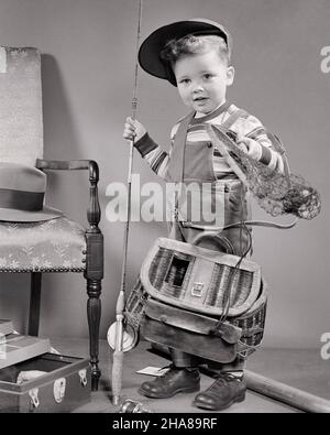 1940S 1950S GIOVANE RAGAZZO DESIDEROSO CHE INDOSSA IL CAPPELLO DA PESCA ADULTO E LA CANTRA CHE TIENE L'ATTERRAGGIO NET FLY ROD REEL GUARDANDO LA MACCHINA FOTOGRAFICA READY TO GO - J763 HAR001 HARS LIFESTYLE READY HOME LIFE NATURA FULL-LENGTH INSPIRATION GO MASCHI ATHLETIC GANCIO ASTA FIDUCIA B&W OCCHIO CONTATTO CATTURA OBIETTIVI ABILITÀ ATTIVITÀ DIVERTIMENTO SOGNI FELICITÀ AVVENTURA HOBBY DIVERTIMENTO INTERESSE ED ECCITAZIONE HOBBY CONOSCENZA TEMPO LIBERO REEL PIACERE OPPORTUNITÀ DI ANTICIPARE CONCETTUALE ELEGANTE ANGLING BAMBINO RAGAZZO DESIDEROSO CRESCITA GIOVANI RELAX FAUNA SELVATICA AMATEUR BIANCO E NERO CAUCASICO ETHNICITY CREEK GODIMENTO HAR001 Foto Stock