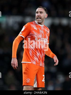 Richard Keogh di Blackpool durante la partita del campionato Sky Bet al Pride Park Stadium di Derby. Data foto: Sabato 11 dicembre 2021. Foto Stock