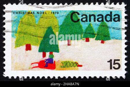 CANADA - CIRCA 1970: Un francobollo stampato in Canada mostra Snowmobile e alberi, Design by Canadian School Children, Natale, circa 1970 Foto Stock