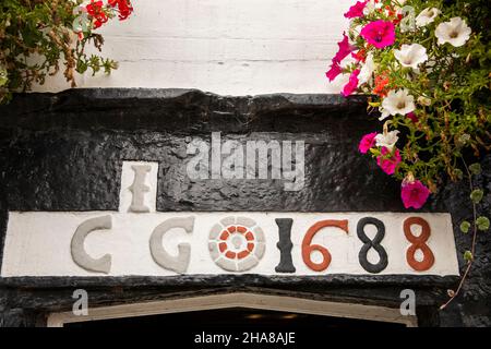 Regno Unito, Cumbria, Allerdale, Keswick, Threlkeld, 1688 CG iniziali in architrave porta sopra Horse e Farrier pub porta Foto Stock