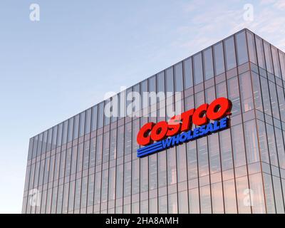 Issaquah, WA, USA. Dicembre 11, 2021. Solo per uso editoriale, 3D CGI. Costco Wholesale Signage Logo Top of Glass Building. Luogo di lavoro di Big-Box Store Comp Foto Stock