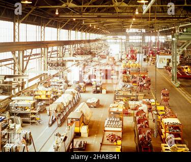 1960S GUARDANDO VERSO IL BASSO ATTRAVERSO L'INTERNO DELLA FABBRICA INDUSTRIALE IN UN IMPIANTO DI PRODUZIONE DI COMPRESSORI - KI793 HAR001 HARS OPPORTUNITÀ DI LAVORO OCCUPAZIONI DI PRODUZIONE CONCETTUALE HIGH TECH ATTRAVERSO ECONOMICO EFFICIENTE FUNZIONAMENTO DIPENDENTE COMPRESSORE PIENA CRESCITA PROCESSO DI PRECISIONE DI FABBRICAZIONE HAR001 LAVORAZIONE VECCHIO STILE Foto Stock