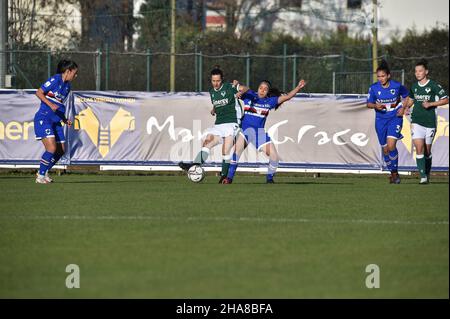 Rossella Sardu (Verona) Yoreli Rincon (Sampdoria) durante Hellas Verona Women vs UC Sampdoria, partita di calcio italiana Serie A Women a Verona, Italia, dicembre 11 2021 Foto Stock