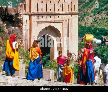 1970S DONNE CHE INDOSSANO ABITO NATIVO AL SANTUARIO AMBER DESTINAZIONE TURISTICA IN RAJASTHAN INDIA - KR20016 LAN001 HARS SIGNORE PERSONE FORTE COLORATO SANTUARIO ALTO ANGOLO AVVENTURA SCOPERTA TURISTICA AMBER DESTINAZIONE ELEGANTE GIOVANI MAMME ATTRAZIONE TURISTICA SU HILL JAIPUR VECCHIO STILE RAJASTHAN RAMPA SUBCONTINENTE Foto Stock