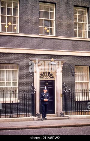 1970S 10 DOWNING STREET NELLA CITTÀ DI WESTMINSTER LONDRA INGHILTERRA È RESIDENZA UFFICIALE & UFFICIO ESECUTIVO DEL PRIMO MINISTRO DI UK - KR28638 SPE001 HARS ORDER UFFICIALE SIMBOLI GOVERNO COP CONTATTO OCULARE LIBERTÀ PROTEGGERE LA STRUTTURA DI PROTEZIONE E NUMERO DI LEADERSHIP DI L'AUTORITÀ DI WESTMINSTER POLITICA UNIFORME CONCETTO CONCETTUALE 10 BOBBY CITTÀ MINISTRO UFFICIALE DEL TESORO PRIME RESIDENCE ANCHE POLIZIOTTI DI FRONT DOOR UFFICIALI CONCETTI SIMBOLICI COPS FACCIATA QUARTIER GENERALE METÀ-ADULTO UOMO METÀ-ADULTO BADGE BADGE UOMO CAUCASICO ETNIA VECCHIO STILE RAPPRESENTANZA PRIMO MINISTRO REGNO UNITO Foto Stock