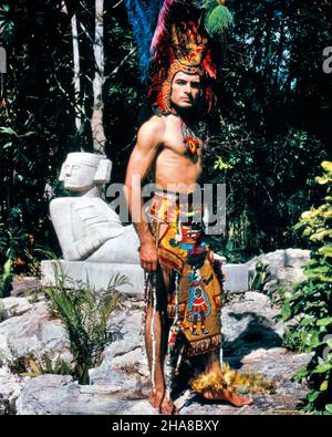 1960S UOMO CHE INDOSSA IL COSTUME DEL GUERRIERO MAYA ANTENATO A CHICHENITZA YUCATAN MESSICO - KR8588 LAN001 HARS SINCERO CHACMOOL LOINTHET SOLENNEMENTE ANTENATI ANIMATORI FOCALIZZATO MESOAMERICAN INTENSE NATIVI AMERICANI INTERPRETI ATTITUDINE ATTENTO INDIGENO INTENTO SERIO VECCHIO STILE Foto Stock