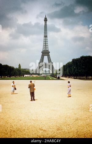 1950S PERSONE TURISTI UN UOMO DUE DONNE CHE VISITANO GUARDANDO LA TORRE EIFFEL PARIGI FRANCIA - KS29245 KNA001 HARS UOMO DI MEZZA ETÀ UOMO DI MEZZA ETÀ ESTATE TORRE EIFFEL FELICITÀ DONNA DI MEZZA ETÀ AVVENTURA SCOPERTA DIVERTIMENTO EUROPEO DIVERTIMENTO TURISTI CITTÀ CHAMPS DE MARS TOGETHERNESS ATTRAZIONE TURISTICA ETNIA CAUCASICA TORRE EIFFEL VECCHIO STILE Foto Stock