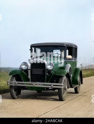 1930S GIOVANE UOMO CHE GUIDA FORD MODELLO UN'AUTOMOBILE ALL'APERTO - M177C HAR001 HARS RUOTE TRASPORTO OCCUPAZIONE OPERAI VEICOLO A MOTORE AUTOS FORZA LAVORO UN AUTOMOBILE CHE GUIDA OCCUPAZIONI MODELLO A AUTOMOBILI MANLY MOBILITÀ MODELLO-A MOTORISTA CHE MODELLA GIOVANE MODELLA CAUCASICA ETNIA HAR001 VECCHIO STILE Foto Stock