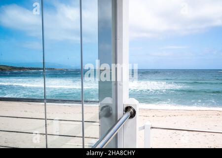 mare e spiaggia vista dalla finestra di un chiosco chiuso - sardegna - italia Foto Stock