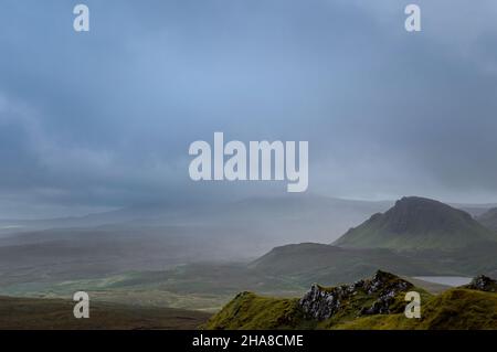 Vista dalla Trotternish Ridge, Isola di Skye in Scozia - nuvole drammatico Foto Stock