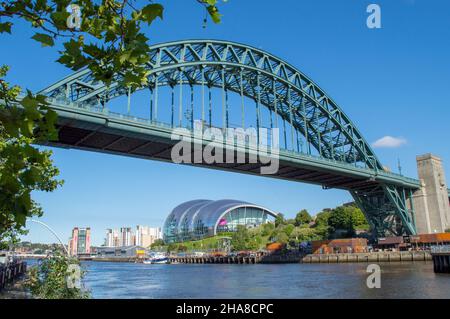 Tyne Bridge contro chiaro Cielo di estate blu in Newcastle, Regno Unito Foto Stock