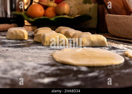 Home cottura di funghi dolci, cucina vegana Foto Stock