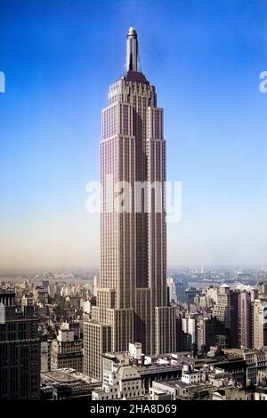 1930S EMPIRE STATE BUILDING FULL LENGTH WITHOUT ANTENNAE MIDTOWN MANHATTAN NEW YORK CITY NEW YORK USA - Q37641C CPC001 HARS EXTERIOR PROGRESS INNOVATION NYC ANTENNE PIÙ ALTE DI NEW YORK 1931 CITTÀ SENZA MAGGIO 1 NEW YORK CITY DETTAGLIO ARCHITETTONICO CREATIVITÀ CRESCITA GRATTACIELO ATTRAZIONE TURISTICA ART DECO VECCHIO STILE Foto Stock