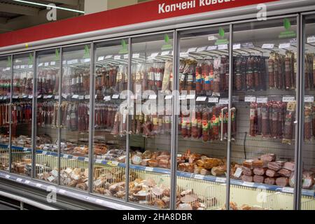 Odessa, Ucraina - 7 Novembre, 2021: All'interno del supermercato Metro Cash Carry. Vetrina con salsicce. Foto Stock