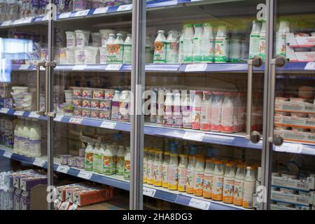 Odessa, Ucraina - 7 novembre 2021: All'interno del supermercato Metro Cash Carry. Sfoggiare con yogurt assortito. Foto Stock