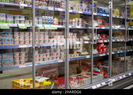 Odessa, Ucraina - 7 novembre 2021: All'interno del supermercato Metro Cash Carry. Sfoggiare con yogurt assortito. Foto Stock