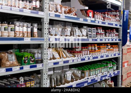 Odessa, Ucraina - 7 novembre 2021 Vetrina con spezie assortite. All'interno del supermercato Metro Cash Carry. Foto Stock