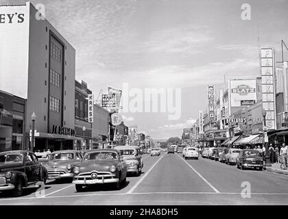 1940S 1950S AUTOMOBILE TRAFFICO FILM TEATRO NEGOZI AL DETTAGLIO E PENNY'S GRANDE MAGAZZINO LUNGO LA CENTRALE AVENUE ALBUQUERQUE NM STATI UNITI - R14008 LAN001 HARS SHOPPER NORTH AMERICAN SUCCESSO GRANDI ANGOLAZIONI SHOPPERS MESSICO SERVIZIO CLIENTI E AUTOS LUNGO SCELTA ECCITAMENTO EXTERIOR PROGRESS OPPORTUNITY NEGOZI ALBUQUERQUE CONCETTUALE AUTOMOBILI CITTÀ VEICOLI ALLA MODA SOUTHWEST ROUTE 66 CENTRAL AVENUE COMMERCIO CRESCITA NUOVO MESSICO SEARS BIANCO E NERO BUSINESS NM VECCHIO STILE SUD-OCCIDENTALE Foto Stock