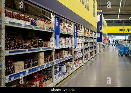 Odessa, Ucraina - 7 novembre 2021: Vetrina con ketchup e salse di pomodoro. All'interno del supermercato Metro Cash Carry. Foto Stock