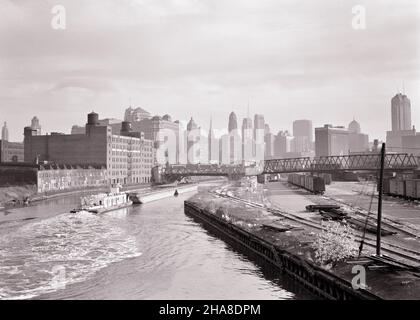 1950S RIMORCHIATORE CHE SPINGE CHIATTE INDUSTRIALI SUL RAMO SETTENTRIONALE DEL CHICAGO RIVER CHICAGO ILLINOIS USA - R1438 HAR001 HARS STRUTTURE CONCETTUALI CITTÀ MAGAZZINO EDFICE FERROVIE ILLINOIS SPAN TUGS CHIATTE PONTI BIANCO E NERO FABBRICHE HAR001 IL UNIRSI MIDWEST MIDWEST MIDWEST VECCHIO STILE RIMORCHIATORE Foto Stock