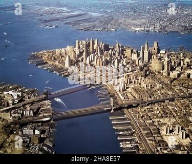 1950S AEREI DEL CENTRO DI MANHATTAN EAST E I FIUMI HUDSON SI INCONTRANO NEL PORTO BROOKLYN E MANHATTAN PONTI - R3305C KRU001 HARS CITTÀ VISTA AEREA EDIFICIO NEW JERSEY NEW YORK CITTÀ BROOKLYN BOROUGH VISTA AEREA GRANDI PONTI APPLE PONTE BROOKLYN EAST RIVER HUDSON RIVER FIUMI VECCHIO STILE Foto Stock