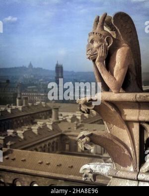 1920S CATTEDRALE DI NOTRE DAME PIETRA GARGOYLE CHIMERA CON VISTA SKYLINE DI PARIGI FRANCIA - R4363C HAR001 HARS ESTERNO MONSTER ZANY NON CONVENZIONALE ORSATA CATTEDRALE ANCORA VITA ELEGANTE ELEMENTO IDIOSINCRATICO GARGOYLE SIMBOLICO DIVERTENTE CREATIVITÀ CREATURA DEMONIACA ECCENTRICO GROTTESCHE FORMATO MOSTRUOSO CHE DOMINA RUDE LINGUA CHE ATTACCA FUORI ALATA FANTASY IRREGOLARE GOTHIC HAR001 ICONICA NOTRE DAME VECCHIO STILE NAVE Foto Stock