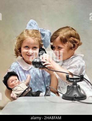 1920S 1930S DUE SORELLE SORRIDENTI CHE GIOCANO INSIEME CONDIVIDENDO L'ASCOLTO DI UN TELEFONO - T3953C HAR001 DONNE HARS STUDIO SHOT HEALTHINESS HOME VITA COMUNICANTE SPAZIO DI AMICIZIA MEZZA LUNGHEZZA PERSONE FRATELLI SORELLE ESPRESSIONI FELICITÀ ALLEGRO SUI TELEFONI SORRISI FRATELLO TELEFONI IMMAGINAZIONE GIOIOSA COMUNICARE COMUNICAZIONI COOPERAZIONE GIOVANI ETNIA CAUCASICA ETNIA HAR001 VECCHI PLAYMATES MODA Foto Stock