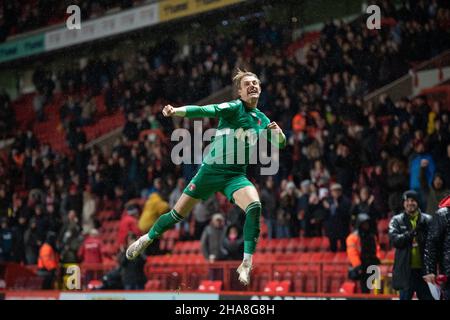 Londra, Regno Unito. 11th Dic 2021. Craig MacGillivray portiere per Charlton Athletic celebra la loro vittoria nella partita Sky Bet League 1 tra Charlton Athletic e Cambridge United at the Valley, Londra, Inghilterra, il 11 dicembre 2021. Foto di Alan Stanford/prime Media Images. Credit: Prime Media Images/Alamy Live News Foto Stock