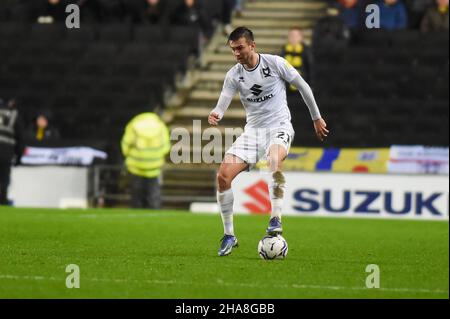 Milton Keynes, Regno Unito. 11th Dic 2021. Daniel Harvie (21 Milton Keynes Dons) durante la partita della Sky Bet League 1 tra MK Dons e Oxford United allo stadio:mk, Milton Keynes, Inghilterra, il 11 dicembre 2021. Foto di Kevin Hodgson/prime Media Images. Credit: Prime Media Images/Alamy Live News Foto Stock