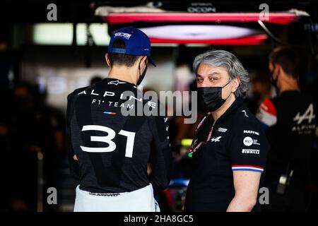 Ocon Esteban (fra), Alpine F1 A521, DE MEO Luca (ita), CEO del Gruppo Renault, ritratto durante la Formula 1 Etihad Airways Abu Dhabi Grand Prix 2021, 22th round del Campionato Mondiale FIA di Formula uno 2021 dal 10 al 12 dicembre 2021 sul circuito Yas Marina, a Yas Island, Abu Dhabi - Foto: Antonin Vincent/DPPI/LiveMedia Foto Stock