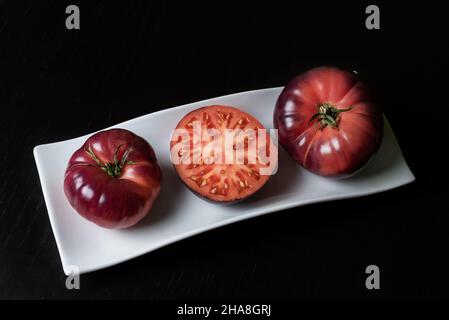 Pomodori della nuova varietà Mar Azul, su sfondo nero. Foto Stock