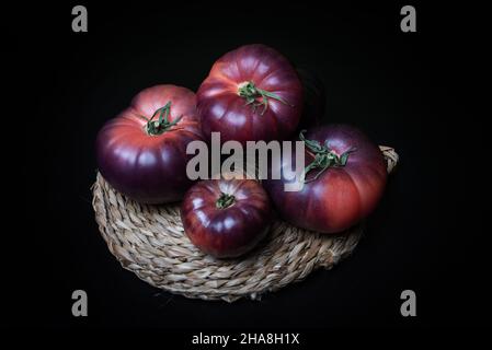 Pomodori della nuova varietà Mar Azul, su sfondo nero. Foto Stock