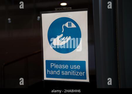 Gerrards Cross, Buckinghamshire, Regno Unito. 10th dicembre 2021. Un cartello con la mano in una vetrina. Credit: Maureen McLean/Alamy Foto Stock