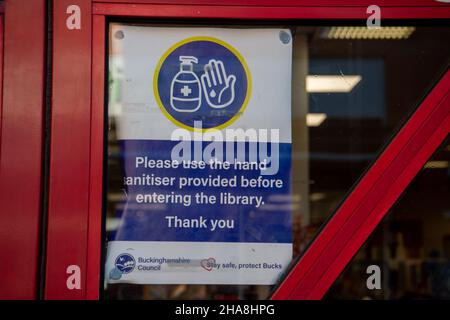 Gerrards Cross, Buckinghamshire, Regno Unito. 10th dicembre 2021. Un cartello igienizzante a mano presso la biblioteca di Gerrards Cross. Credit: Maureen McLean/Alamy Foto Stock