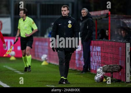 UTRECHT, PAESI BASSI - 11 DICEMBRE: Quarto Robin Vereijken ufficiale durante la partita olandese Eredivie tra FC Utrecht e aquile Passi pure a Galgenwaard il 11 dicembre 2021 a Utrecht, Paesi Bassi (Foto di Broer van den Boom/Orange Pictures) Foto Stock