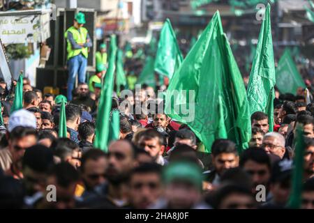 Gaza, Palestina. 10th Dic 2021. (INT) i sostenitori di Hamas partecipano a marzo per celebrare il 34th° anniversario del movimento islamista palestinese. 11 dicembre 2021, Gaza, Palestina: I sostenitori di Hamas partecipano a un raduno che segna il 34th° anniversario della fondazione del movimento islamista palestinese nel campo profughi di Jabalia nella striscia settentrionale di Gaza venerdì (10). Hamas fu fondata il 15 dicembre 1987, durante la prima intifada scoppiata in Palestina dal 1987 al 1994. (Credit Image: © Yousef Masoud/TheNEWS2 via ZUMA Press Wire) Foto Stock