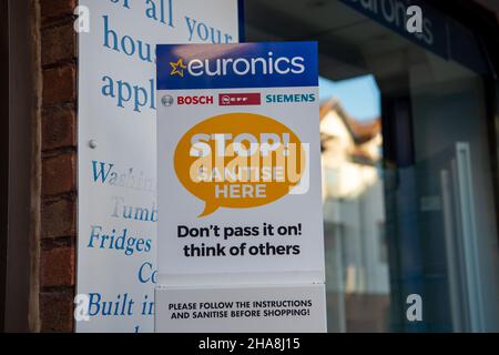 Gerrards Cross, Buckinghamshire, Regno Unito. 10th dicembre 2021. Una stazione di igienizzazione manuale all'esterno di un negozio a Gerrards Cross. Credit: Maureen McLean/Alamy Foto Stock