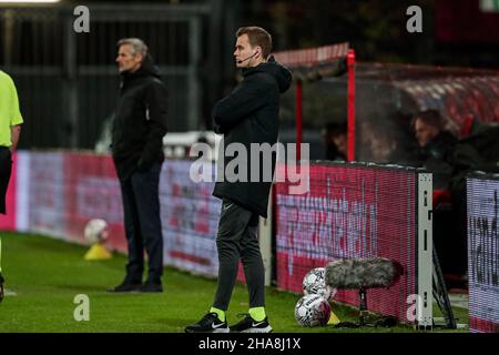 UTRECHT, PAESI BASSI - 11 DICEMBRE: Quarto Robin Vereijken ufficiale durante la partita olandese Eredivie tra FC Utrecht e aquile Passi pure a Galgenwaard il 11 dicembre 2021 a Utrecht, Paesi Bassi (Foto di Broer van den Boom/Orange Pictures) Foto Stock