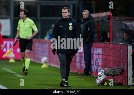 UTRECHT, PAESI BASSI - 11 DICEMBRE: Quarto Robin Vereijken ufficiale durante la partita olandese Eredivie tra FC Utrecht e aquile Passi pure a Galgenwaard il 11 dicembre 2021 a Utrecht, Paesi Bassi (Foto di Broer van den Boom/Orange Pictures) Foto Stock