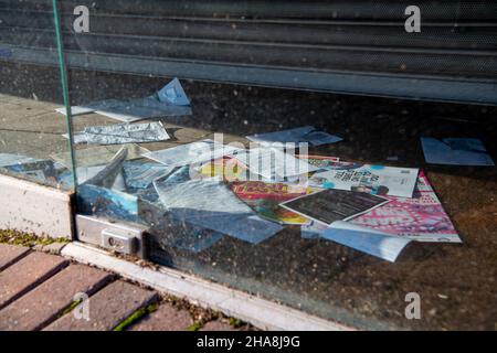 Gerrards Cross, Buckinghamshire, Regno Unito. 10th dicembre 2021. La posta e la pubblicità si sono accumulate all'interno di un'altra sede commerciale chiusa. Credit: Maureen McLean/Alamy Foto Stock